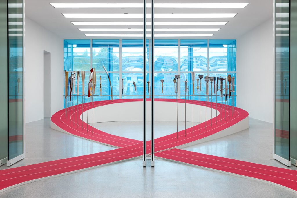 mostra What We Carry Museion Bolzano torce olimpiche, Le torce olimpiche come opere d’arte: la mostra What We Carry al Museion di Bolzano