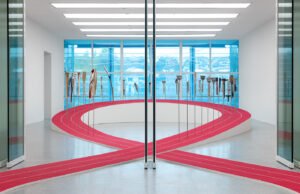 Le torce olimpiche come opere d’arte: la mostra What We Carry al Museion di Bolzano