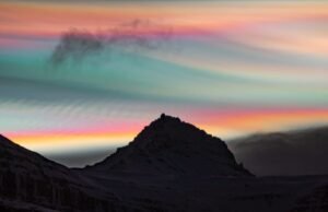 Le gelide temperature islandesi formano rare nuvole arcobaleno