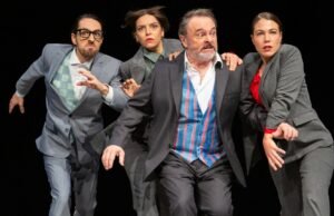 “Giovanna dei disoccupati” al Teatro Carcano di Milano: Il Brecht di Balasso che getta “bombe nei cervelli”