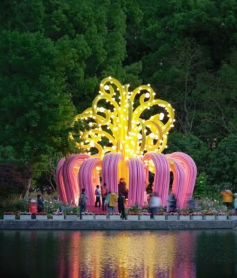 A Shanghai una magnolia alta dieci metri fa scoprire il mondo visto da uno scarabeo