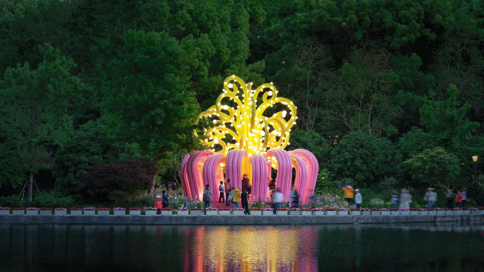 a shanghai una magnolia alta dieci metri fa scoprire il mondo visto da uno scarabeo da Nonewsmagazine.com a shanghai una magnolia alta dieci metri fa scoprire il mondo visto da uno scarabeo