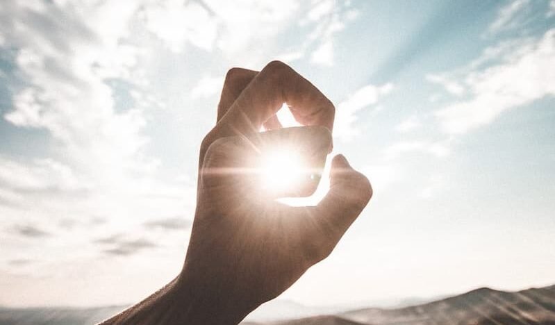 10 benefici che la luce dona ogni giorno a persone, società e spazi urbani