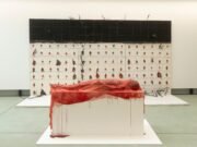 Regina José Galindo a Milano: il corpo come memoria politica dell’America Latina alla Fondazione Scanavino