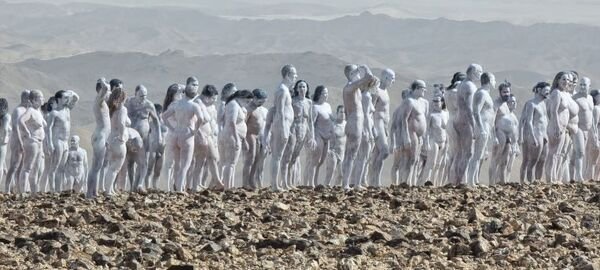 #Spettacolare installazione artistica di nudo dell’artista Spencer Tunick nel paesaggio desertico