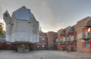 La cappella St. Hildegardis di Gottfried Böhm a Düsseldorf: l’architettura brutalista che dialoga con il sacro