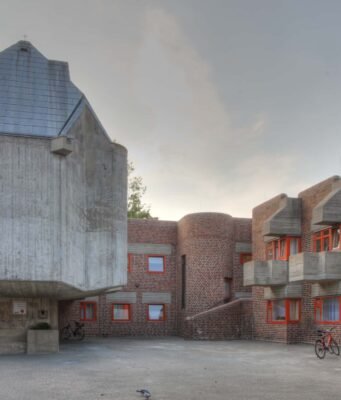 La cappella St. Hildegardis di Gottfried Böhm a Düsseldorf: l’architettura brutalista che dialoga con il sacro