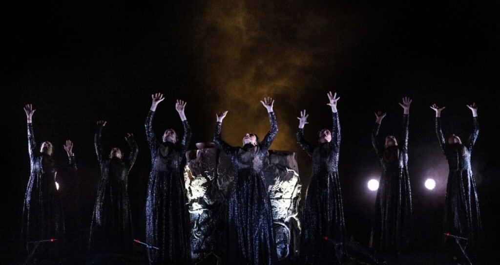 Recensione delle "Supplici" al Teatro Carcano di Milano, #Noi vi racconteremo la nostra storia che non è mai accaduta me è sempre esistita.