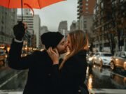 Innamorarsi facilmente aumenta il rischio di infedeltà?