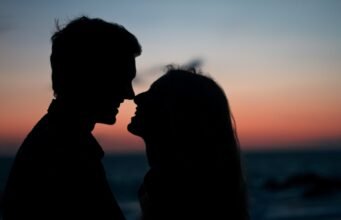 Un raggio di sole disegna un’amore eterno: il mausoleo di Bruxelles che parla una volta l’anno No News la rivista dell'ozio e della serendipità, Ozio e serendipità