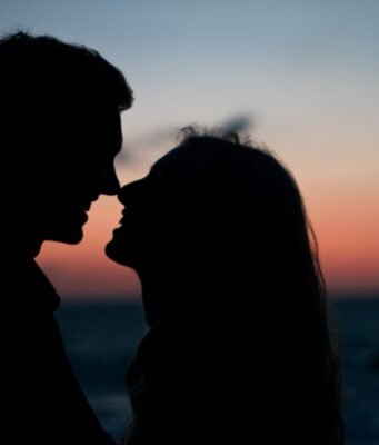 Un raggio di sole disegna un’amore eterno: il mausoleo di Bruxelles che parla una volta l’anno