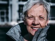 Soli tra la folla: la pandemia silenziosa della solitudine anziana e le startup che provano a curarla