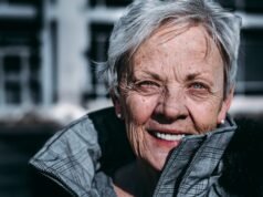 Soli tra la folla: la pandemia silenziosa della solitudine anziana e le startup che provano a curarla