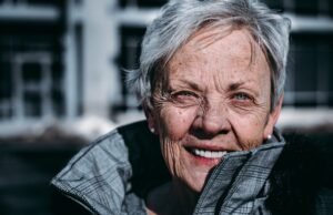 Soli tra la folla: la pandemia silenziosa della solitudine anziana e le startup che provano a curarla