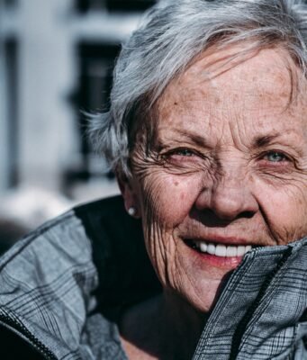 Soli tra la folla: la pandemia silenziosa della solitudine anziana e le startup che provano a curarla