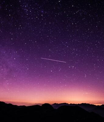 Sei pianeti si ritrovano nel cielo serale: stasera la grande parata planetaria visibile a occhio nudo