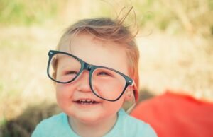 Gesti quotidiani che aiutano a far durare gli occhiali più a lungo