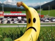 Una banana dimezzata vale il 10% di quella di un uomo: l’arte che denuncia il gender gap del mercato