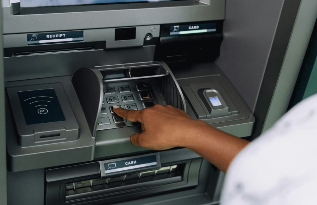 rischi ricevuta bancomat truffa bancaria ingegneria sociale, Quel foglietto che lasci al bancomat può costarti caro: i rischi nascosti delle ricevute cartacee