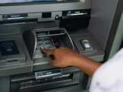 Quel foglietto che lasci al bancomat può costarti caro: i rischi nascosti delle ricevute cartacee