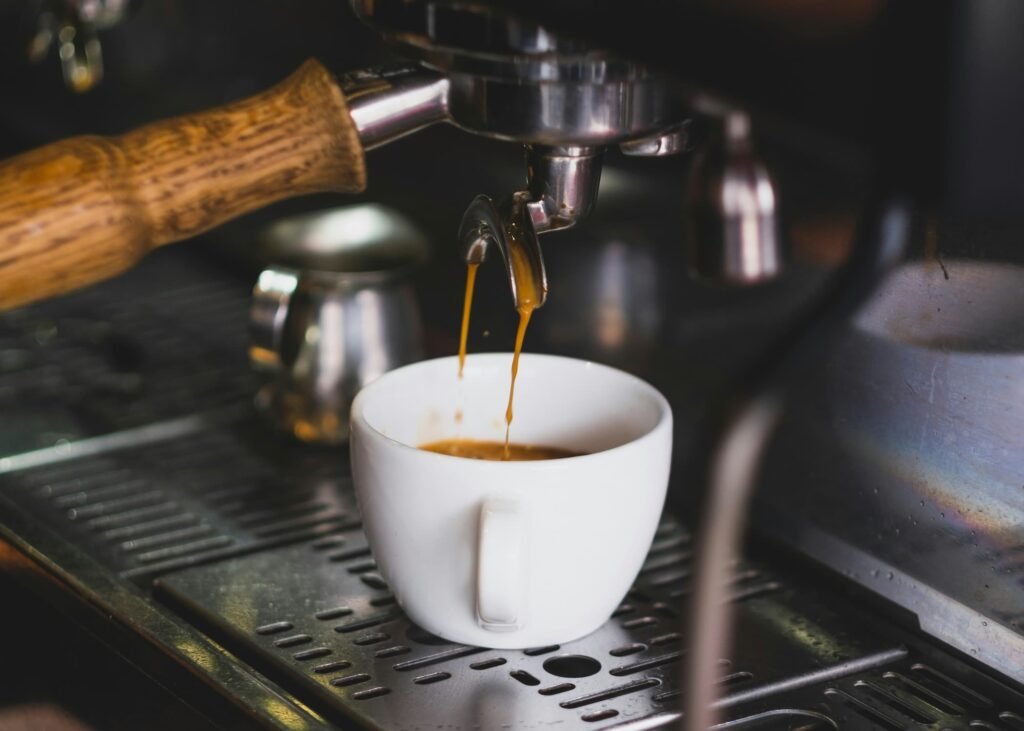 caffeina nei fiumi inquinamento idrico acque reflue impatto ambientale caffè, Dalla moka al fiume: perché la caffeina è diventata l’inquinante globale che non ci aspettavamo