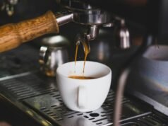 Dalla moka al fiume: perché la caffeina è diventata l’inquinante globale che non ci aspettavamo