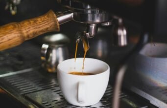 Dalla moka al fiume: perché la caffeina è diventata l’inquinante globale che non ci aspettavamo No#News la rivista dell'ozio e della serendipità, Ozio e serendipità
