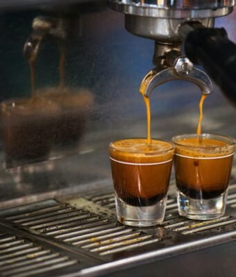 Dove la storia si beve in tazza: i cinque bar più iconici d’Italia