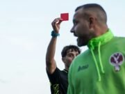 Il gesto che zittisce lo stadio: come un pezzo di cartoncino cambiò per sempre il calcio