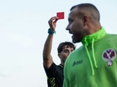 Il gesto che zittisce lo stadio: come un pezzo di cartoncino cambiò per sempre il calcio