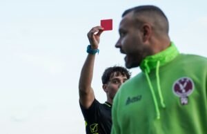 Il gesto che zittisce lo stadio: come un pezzo di cartoncino cambiò per sempre il calcio