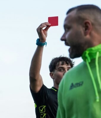 Il gesto che zittisce lo stadio: come un pezzo di cartoncino cambiò per sempre il calcio
