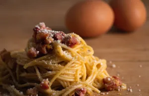 Carbonara e birra è l’accoppiata vincente per questo weekend