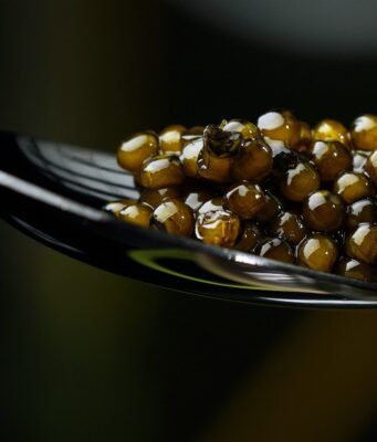 Vino e caviale: le grandi coppie del lusso gastronomico