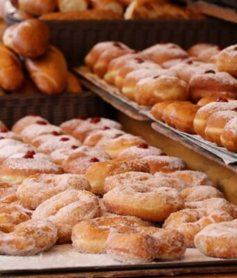 Un impasto, mille anime: il viaggio del bombolone attraverso l’Europa