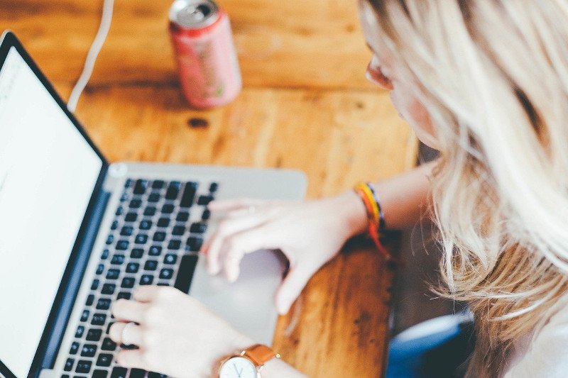 sicurezza online, #Connessi in vacanza: la metà degli italiani usa l’hotspot, 1 su 4 ha il Wi-Fi nella seconda casa