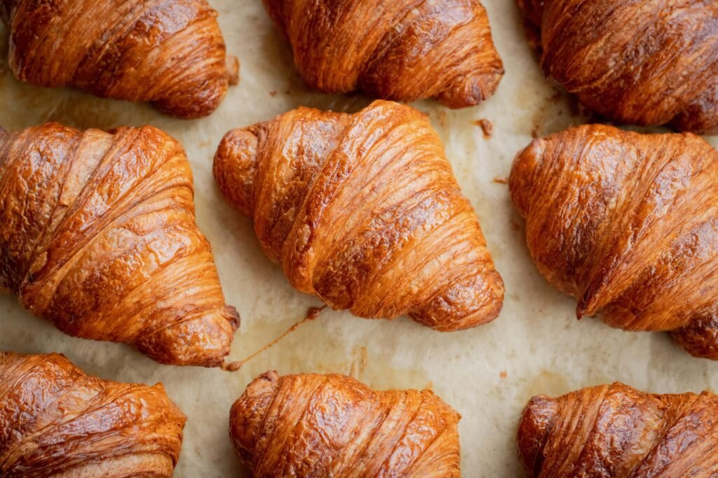 francobollo profumato croissant Francia, Il francobollo francese che profuma di croissant: quando spedire una cartolina diventa esperienza sensoriale