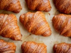Il francobollo francese che profuma di croissant: quando spedire una cartolina diventa esperienza sensoriale