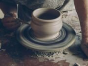 Cynthia Plaster Caster: la storia dell’artista che immortalò le rockstar in calchi di gesso