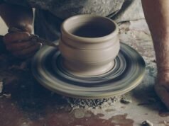 Cynthia Plaster Caster: la storia dell’artista che immortalò le rockstar in calchi di gesso