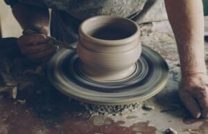 Cynthia Plaster Caster: la storia dell’artista che immortalò le rockstar in calchi di gesso