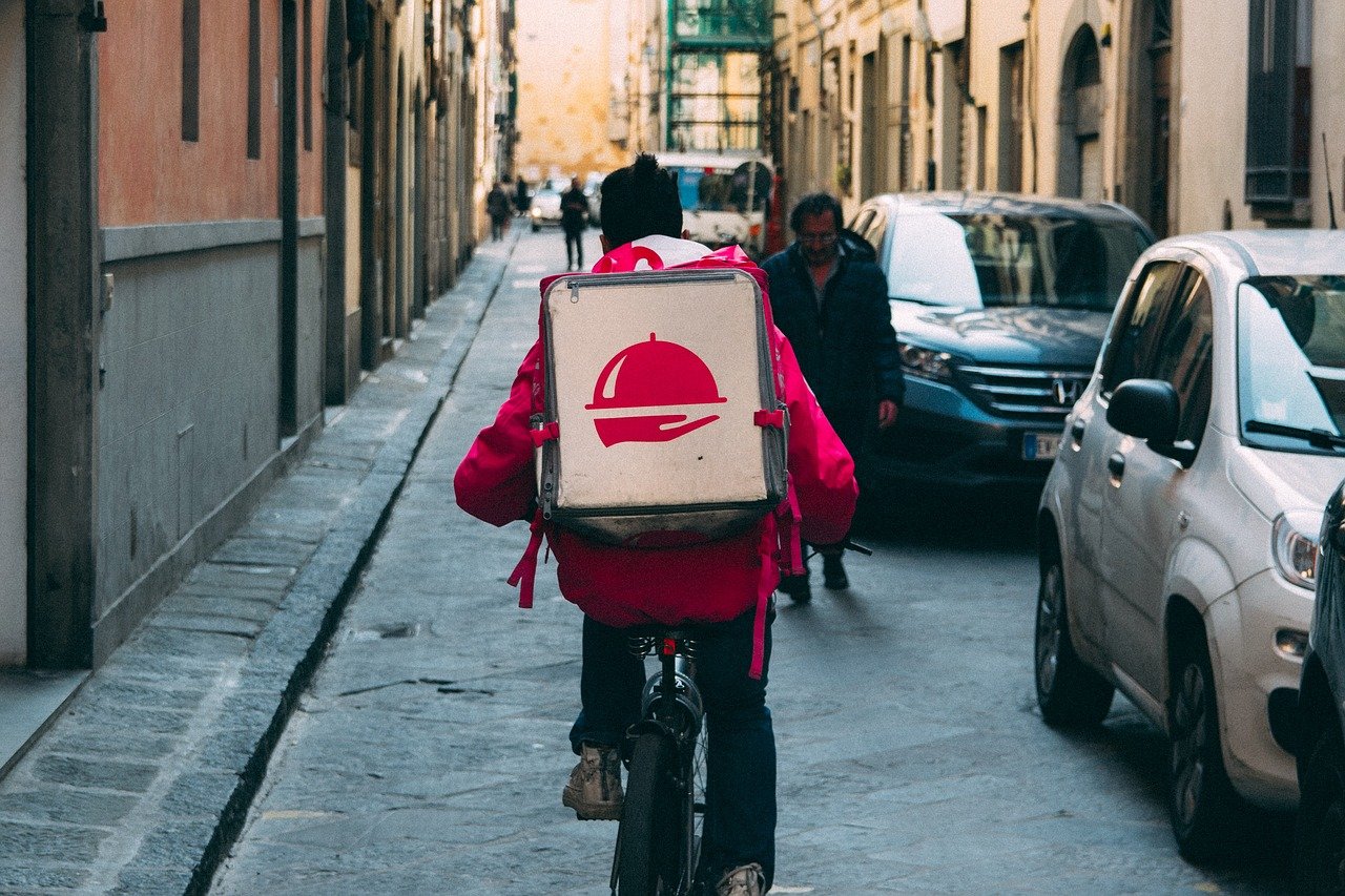 Il food delivery che ha scelto i paesi dimenticati: quando la consegna arriva nei piccoli centri #Dall’inizio della pandemia cresce la reputazione dei servizi di food delivery