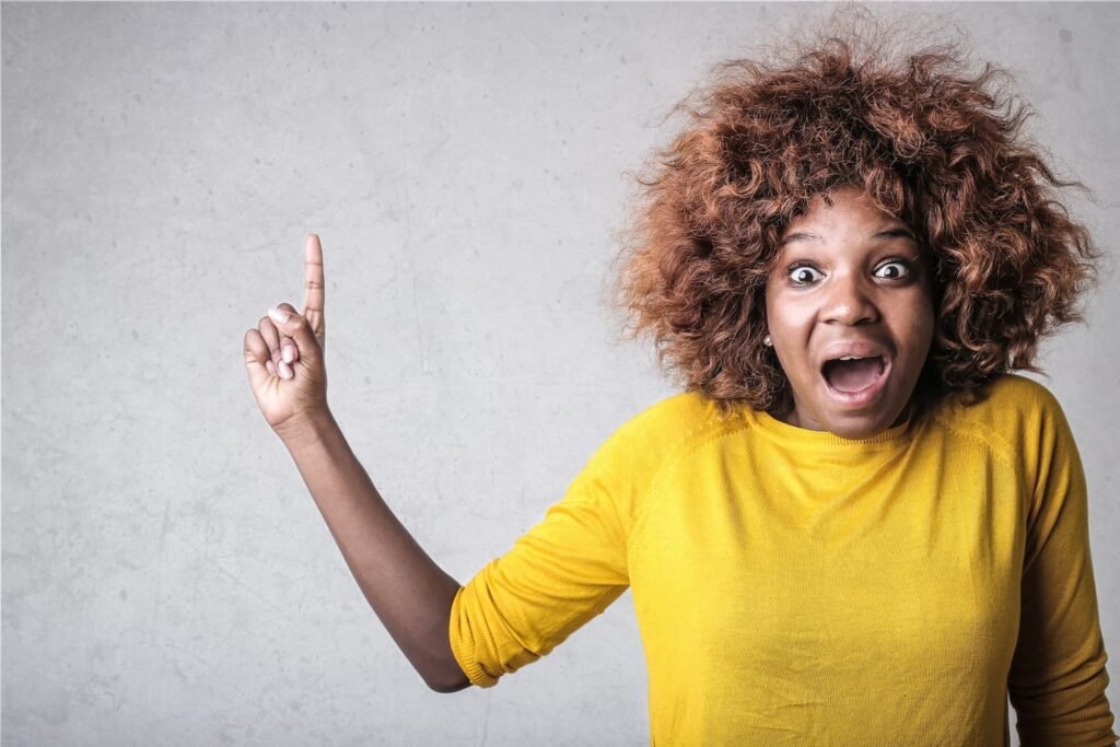cura del capello, Capelli sani: no a shampoo frequente e piastra, sì a proteine, noci e soia durante il cambio di stagione