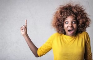 Capelli sani: no a shampoo frequente e piastra, sì a proteine, noci e soia durante il cambio di stagione