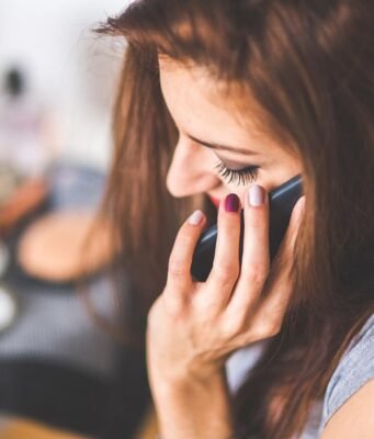 Telefono acceso all’estero senza paura: la battaglia degli operatori contro l’ansia da roaming