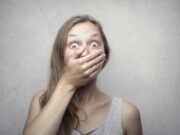 Gli errori grammaticali causano stress fisico: lo studio che spiega perché sbagliare fa male