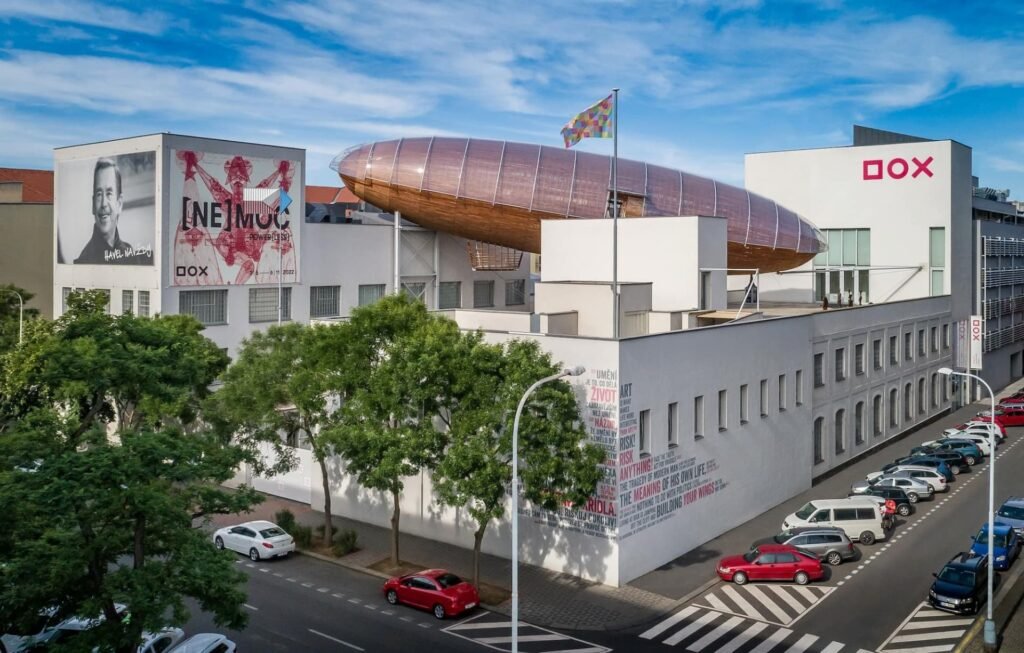 mostra David Lynch Praga DOX 2025, L’universo visuale di David Lynch si svela a Praga