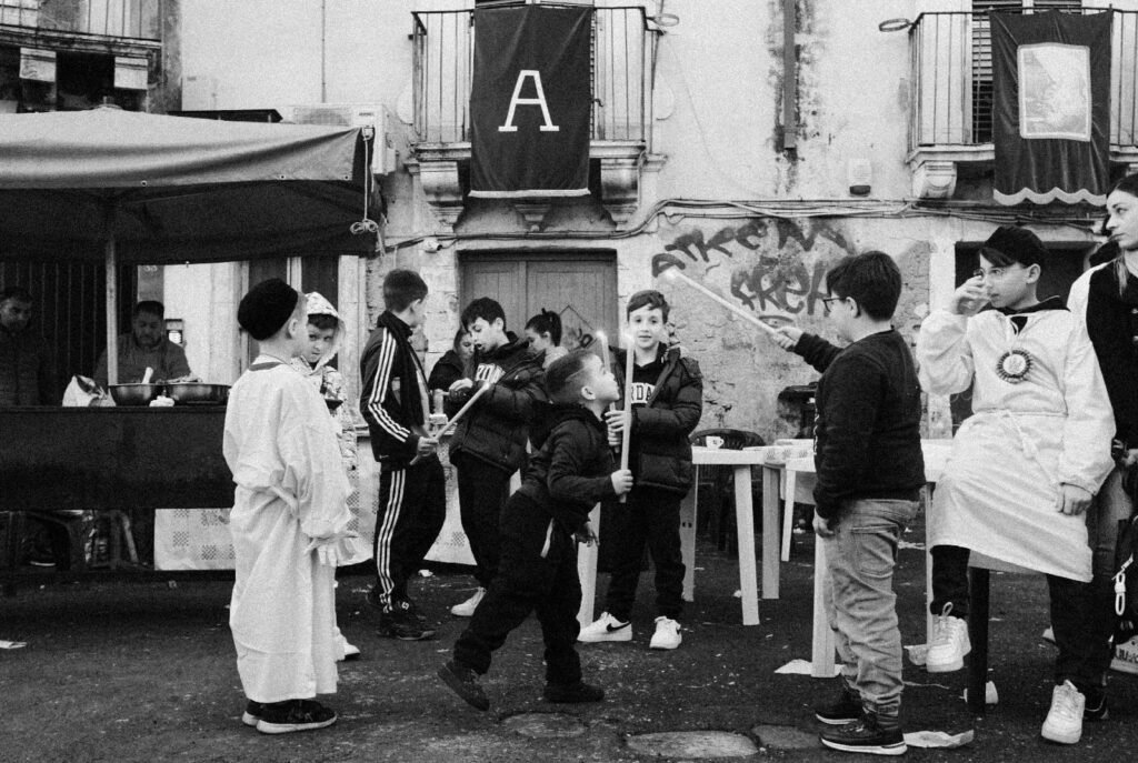 Gabriele Argentino, Tutti devoti tutti, 2024, 30x45 cm, fotografia. Agata on the road 2025