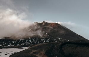 L’Etna diventa museo a cielo aperto: il percorso di land art “I Miti dell’Etna” tra vulcani e mitologia