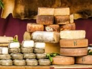 Vino e formaggio: undici abbinamenti perfetti che raccontano il mondo attraverso il gusto